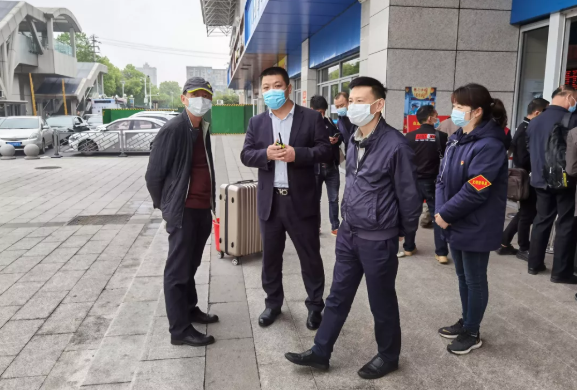 黃俊、穆孫祥先后深入徐坊客運(yùn)分公司督導(dǎo)文明創(chuàng)建、疫情防控、安全生產(chǎn)工作