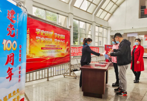 宜黃長(zhǎng)運(yùn)公交精心打造“紅色之旅”公交專(zhuān)線