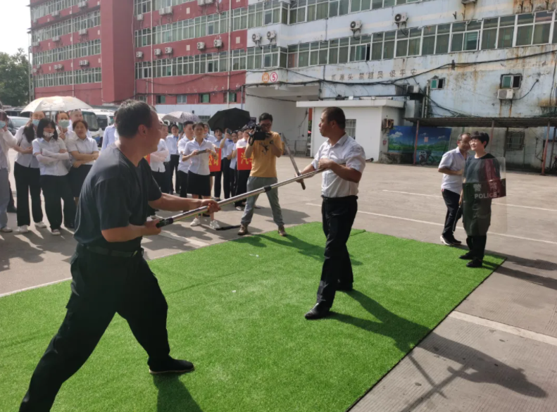 鷹潭長運 鷹潭公交 聯(lián)合市交通局、消防支隊開展“消防應(yīng)急救援暨防恐防暴聯(lián)合演練”