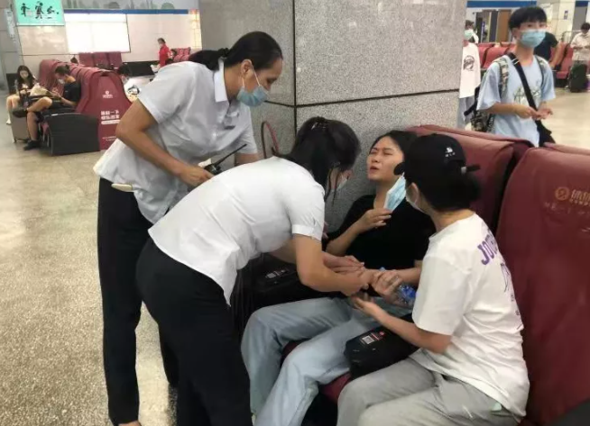 都市城際公交   女乘客突發(fā)不適，工作人員暖心援助