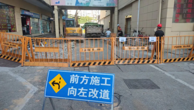 長(zhǎng)運(yùn)物業(yè)整修長(zhǎng)運(yùn)商城主干道路面