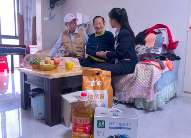 江西長(zhǎng)運(yùn)多家子公司開展重陽慰問送愛心活動(dòng)