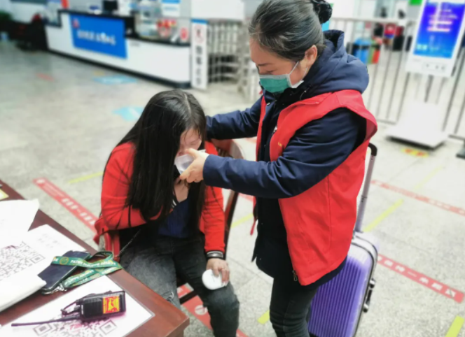 貼心服務(wù)安撫旅客  護(hù)送上車(chē)盡顯大愛(ài)