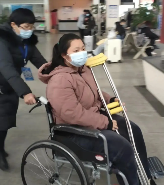 暖心服務(wù)“一對(duì)一” 您不方便我?guī)湍? onmousewheel=