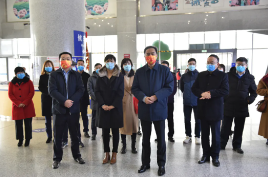 鄧建新慰問(wèn)南昌長(zhǎng)途汽車(chē)西站干部員工 王曉陪同
