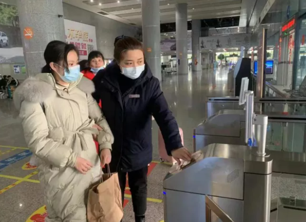 愛(ài)心接力，閉環(huán)服務(wù)，助盲人旅客回家