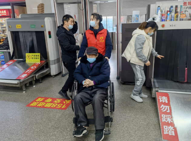 都市城際公交：貼心服務(wù) 協(xié)助腿疾老人乘車(chē)