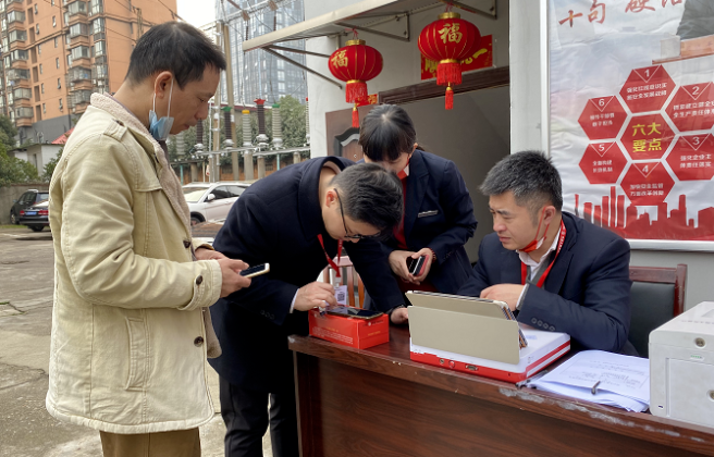 長(zhǎng)運(yùn)出租 辦實(shí)事 邀請(qǐng)銀行上門(mén)辦理收款二維碼服務(wù)