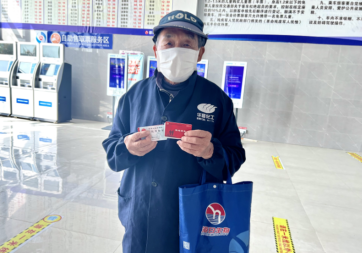 鄱陽長運(yùn) 為老年人辦理免費(fèi)定制公交卡