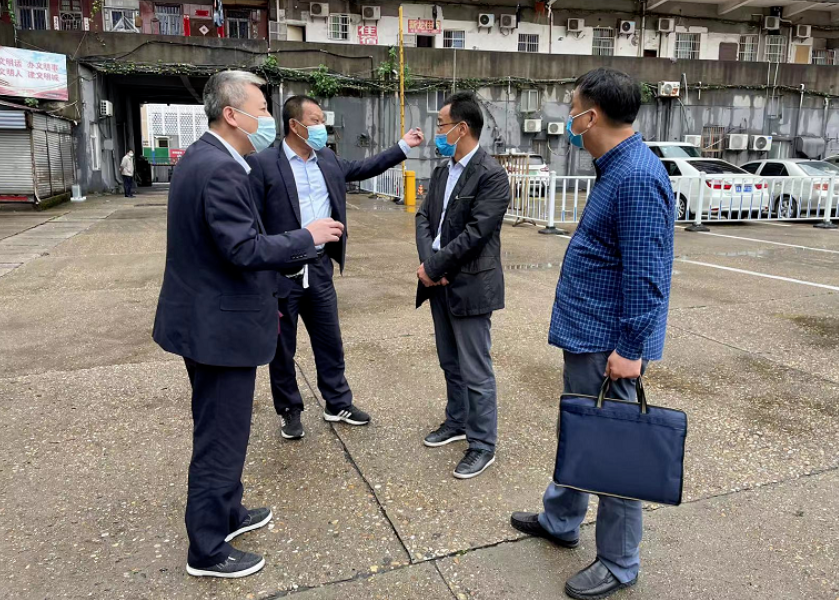 穆孫祥一行深入長運出租、都市城際公交青山客運分公司、加油站督導(dǎo)疫情防控工作