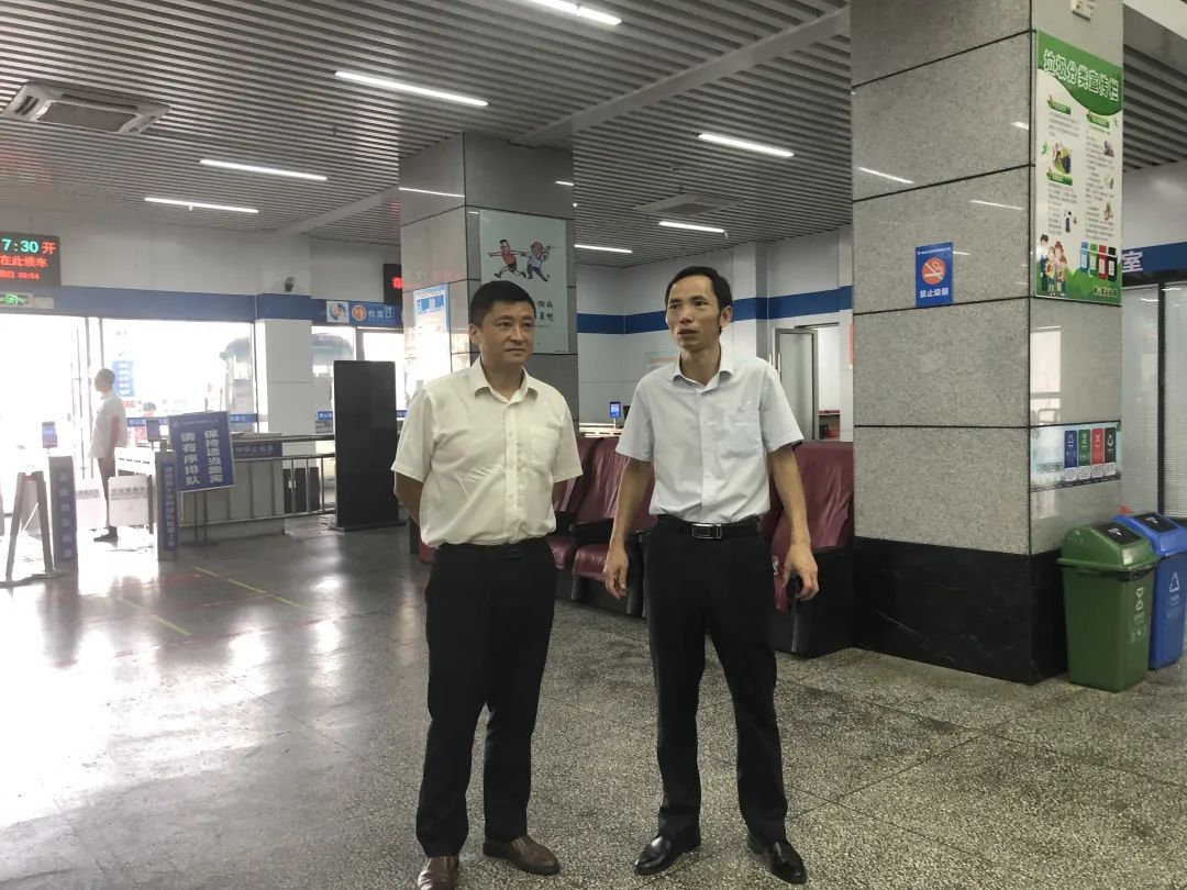 占梁督導(dǎo)青山客運站創(chuàng)文鞏衛(wèi)、青山驛站建設(shè)等工作