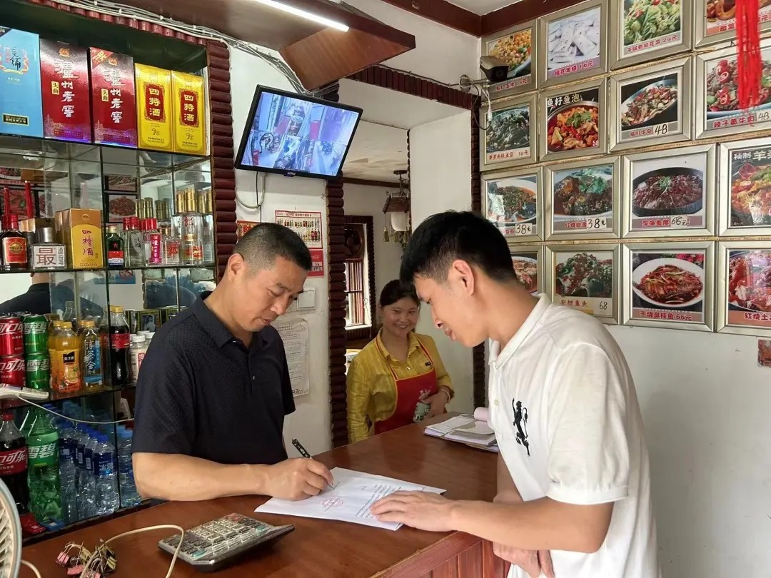 長運物業(yè):檢查管轄區(qū)域店鋪經(jīng)營餐飲場所用氣安全情況