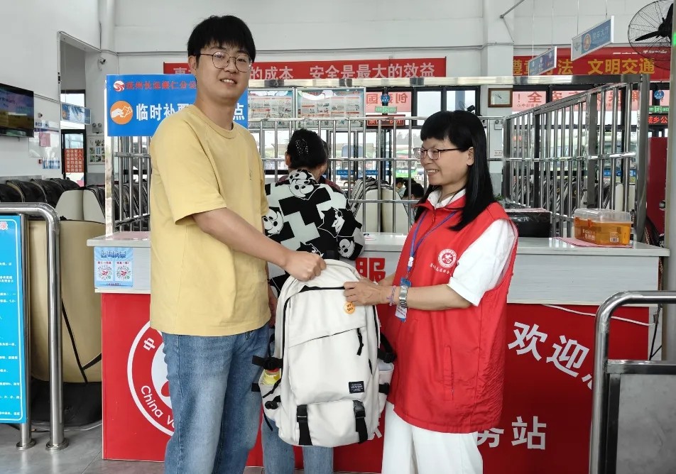 撫州長運:粗心旅客遺失物品 站務員撿到熱心歸還