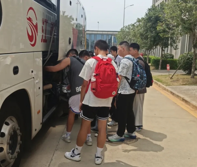 都市城際公交:承接中國航空學(xué)會雛鷹啟航計劃活動保障用車業(yè)務(wù)