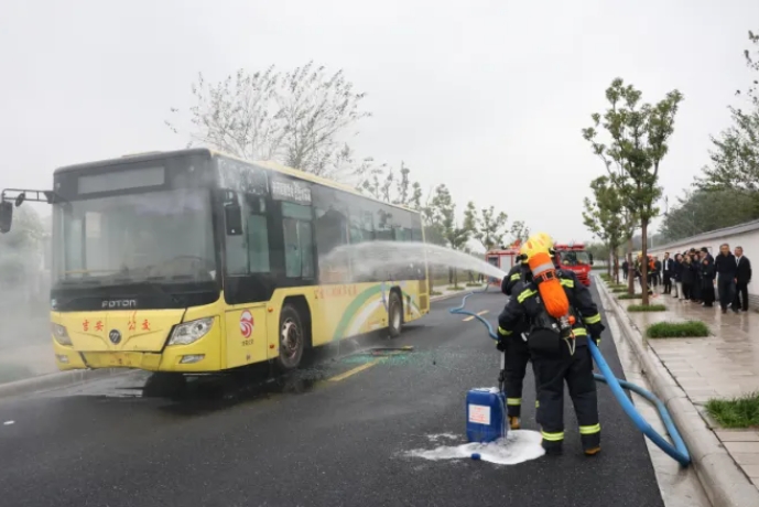 吉安公司:開展公交車應(yīng)急逃生滅火救援實(shí)戰(zhàn)演練活動(dòng)