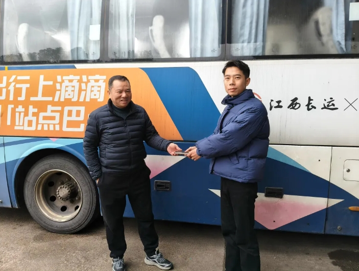上饒汽運:鉛饒公司駕駛員拾金不昧 手機完璧歸趙