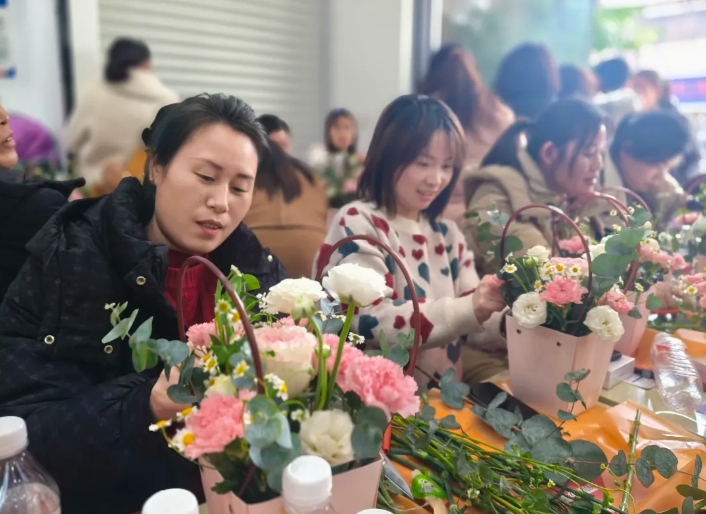 撫州長(zhǎng)運(yùn):金溪分公司聯(lián)合縣農(nóng)商銀行開展三八婦女節(jié)活動(dòng)