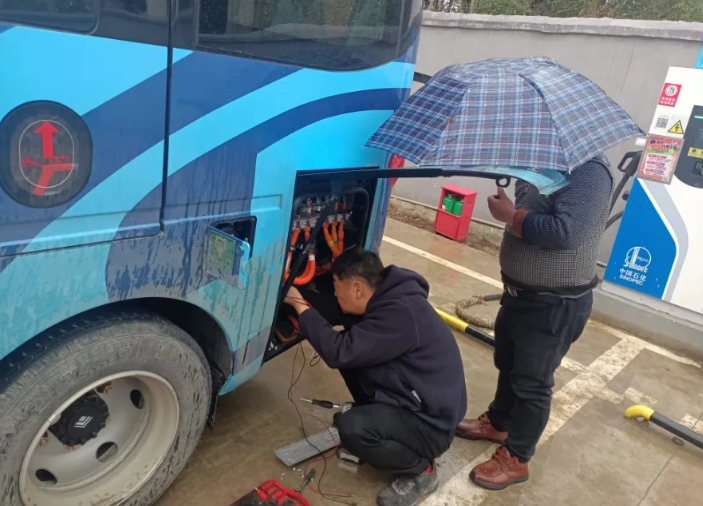 九江長運緊急馳援 三小時修復(fù)故障電車