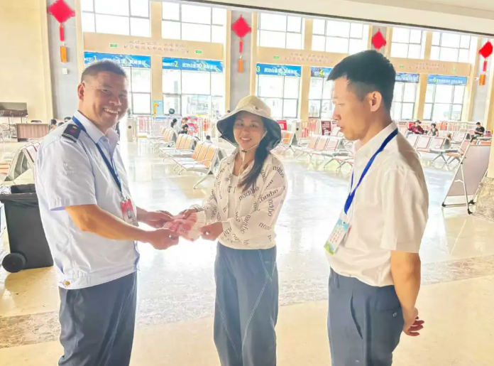 吉安公司：羊獅慕景區(qū)駕駛員拾金不昧獲游客贊譽(yù)